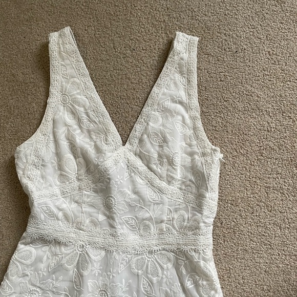 BB Dakota // White Flower Power V-Neck Dress NWOT - Picture 7 of 12